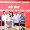 Cán bộ, viên chức Đảng uỷ các cơ quan Đảng Trung ương quyên góp, ủng hộ. (Ảnh: Phương Hoa/TTXVN)