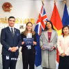 Đại sứ Việt Nam tại New Zealand Phan Minh Giang (phải) trao tặng giải thưởng cho các đại biểu sinh viên đạt thành tích xuất sắc tại NZMAM 2026. (Ảnh: TTXVN phát)