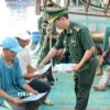 Tuyên truyền chống khai thác IUU lưu động ngay trên tàu cá, bến cảng mang lại hiệu quả trong nhận thức của từng ngư dân. (Ảnh: Hồng Hiếu/TTXVN)