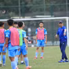 HLV Yutaka Ikeuchi cùng các học trò trên sân tập. (Nguồn: VFF)