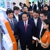 Thủ tướng Phạm Minh Chính tham quan trưng bày về phát triển khoa học, công nghệ, đổi mới sáng tạo và chuyển đổi số. (Ảnh: Dương Giang/TTXVN)