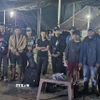 Các đối tượng nhập cảnh trái phép từ Campuchia về Việt Nam bị tạm giữ tại Đồn Biên phòng Tân Hà. (Ảnh: TTXVN phát)