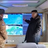Nhà lãnh đạo Triều Tiên Kim Jong Un giám sát cuộc tập trận phóng tên lửa siêu vượt âm tại Bình Nhưỡng ngày 4/1/2026. (Ảnh: Yonhap/TTXVN)