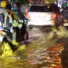Các phương tiện di chuyển trên đường Trần Xuân Soạn, phường Tân Hưng, ngập nước do mưa lớn chiều tối 15/6. (Ảnh: Hồng Đạt/TTXVN)