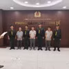 Công an thi hành Lệnh bắt tạm giam đối với 3 bị can. (Ảnh: TTXVN phát)