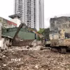 Công tác thi công giải phóng mặt bằng được thực hiện ngay sau khi các hộ dân bàn giao mặt bằng. (Ảnh: Quốc Lũy/TTXVN)