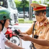 Kiểm tra nồng độ cồn với người tham gia giao thông. (Ảnh: Phạm Kiên/TTXVN)