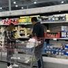 Khách hàng mua sắm tại siêu thị Costco ở bang Maryland. (Ảnh: Đoàn Hùng/TTXVN)