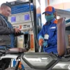 Mua, bán xăng tại điểm kinh doanh xăng dầu Petrolimex Trần Quang Khải, Hà Nội. (Ảnh: Trần Việt/TTXVN)