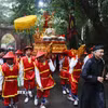 Đoàn dâng hương khởi hành lên núi Nghĩa Lĩnh. (Ảnh: Quốc Khánh/TTXVN)