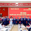Thường trực Ban Bí thư Trần Cẩm Tú, Thủ tướng Phạm Minh Chính, đại diện Đảng ủy Chính phủ, Đảng ủy các cơ quan Đảng Trung ương và các đảng bộ chuyển giao, tiếp nhận chụp ảnh chung. (Ảnh: Phương Hoa/TTXVN)