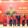 Đồng chí Trần Cẩm Tú, Ủy viên Bộ Chính trị, Thường trực Ban Bí thư trao các Quyết định cho đại diện lãnh đạo 5 cơ quan, gồm: Đài Truyền hình Việt Nam, Đài Tiếng nói Việt Nam, Thông tấn xã Việt Nam, Viện Hàn lâm Khoa học xã hội Việt Nam, Viện Hàn lâm Khoa học và Công nghệ Việt Nam. (Ảnh: Phương Hoa/TTXVN)