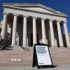 Bảng thông báo đóng cửa tại Phòng trưng bày Nghệ thuật quốc gia ở Washington, D.C., Mỹ ngày 5/10/2025. (Ảnh: THX/TTXVN)