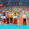 Nghi thức trao kỷ niệm chương và hoa cho các đội bóng tham dự giải Bóng chuyền Nữ Quốc tế VTV Ferroli Cup năm 2025. (Ảnh: Hoàng Hùng/TTXVN)