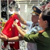 Một số lượng lớn quần áo mang nhãn hiệu NIKE, ADIDAS, PUMA bị lực lượng chức năng phát hiện. (Ảnh: TTXVN phát)