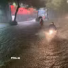Nhiều đoạn đường ngập sâu do mưa lớn. (Ảnh: An Đăng/TTXVN)