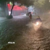 Nhiều đoạn đường ngập sâu do mưa lớn. (Ảnh: An Đăng/TTXVN)
