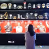Du khách tham quan phòng truyền thống của bảo tàng Ferrari. (Ảnh: Thanh Hải/TTXVN)