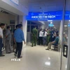 Lực lượng chức năng điều tra, làm rõ vụ việc nữ bệnh nhân 48 tuổi tử vong đột ngột tại Khoa Tim mạch, Bệnh viện Đa khoa số 1 tỉnh Lào Cai. (Ảnh: Đinh Thùy/TTXVN)