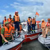 Đại tá Lê Hồng Vân, Phó Giám đốc Công an tỉnh Quảng Ninh (ngoài cùng bên trái) ra hiện trường chỉ đạo, động viên các lực lượng tìm kiếm. (Ảnh: Đức Hiếu/TTXVN)