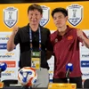 Huấn luyện viên trưởng U23 Việt Nam Kim Sang-sik cùng Nguyễn Đình Bắc tại buổi họp báo sau trận đấu. (Ảnh: Minh Thái/TTXVN)