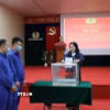 Học viên được hướng dẫn thực hiện bỏ phiếu đúng quy định. (Ảnh: Mạnh Minh/TTXVN)