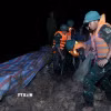 Các lực lượng đắp đê chống tràn, bảo đảm an toàn tuyến đê hữu Cầu. (Ảnh: Dương Giang/TTXVN)