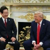 Tổng thống Mỹ Donald Trump (phải) trong cuộc gặp Tổng thống Hàn Quốc Lee Jae Myung tại Washington DC., ngày 25/8/2025. (Ảnh: Yonhap/TTXVN)