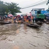 Nhiều khu dân cư nằm ở hạ lưu sông Bồ thuộc phường Kim Trà vẫn còn ngập sâu. (Ảnh: Hải Âu/TTXVN)