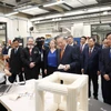Tổng Bí thư Tô Lâm thăm phòng thí nghiệm tạo mẫu thử nghiệm của Đại học Aalto. (Ảnh: Thống Nhất/TTXVN)