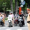 Lực lượng Cảnh sát Giao thông tổ chức điều tiết, phân luồng giao thông. (Ảnh: Phạm Kiên/TTXVN)