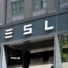 Biểu tượng Tesla tại cửa hàng ở Washington, DC, Mỹ. (Ảnh: AFP/TTXVN)