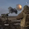 Binh sỹ Ukraine bắn lựu pháo bọc thép 2000 trong cuộc xung đột với Nga. (Ảnh: Reuters/TTXVN)