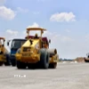 Hàng loạt máy móc hiện đại được huy động nhằm đảm bảo tiến độ thi công giai đoạn cấp phối đá dăm đạt mốc kế hoạch. (Ảnh: Thanh Sang/TTXVN)
