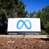 Biểu tượng Meta tại trụ sở của Tập đoàn ở Menlo Park, California, Mỹ. (Ảnh: Anadolu Agency/TTXVN)