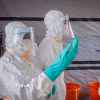 Nhân viên y tế làm việc tại trung tâm điều trị Ebola ở Bunia, tỉnh Ituri, CHDC Congo. (Ảnh: THX/TTXVN phát)