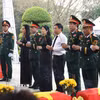 Phó thủ tướng Chính phủ Nguyễn Văn Thắng cùng các đại biểu dâng hương tưởng niệm các anh hùng liệt sỹ. (Ảnh: Đậu Tất Thành/TTXVN)