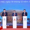 Thủ tướng Phạm Minh Chính và các đại biểu bấm nút khởi công, khánh thành, thông xe kỹ thuật các công trình, dự án. (Ảnh: Dương Giang/TTXVN)