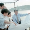 Chủ tịch nước Trần Đức Lương kiểm tra quy hoạch Vịnh Hạ Long, nhằm đảm bảo phát triển kinh tế và bảo vệ cảnh quan môi trường (15/10/1997). (Ảnh: Trọng Nghiệp/TTXVN)