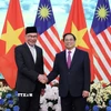 Thủ tướng Phạm Minh Chính và Thủ tướng Malaysia Anwar Ibrahim chụp ảnh chung. (Ảnh: Dương Giang/TTXVN)