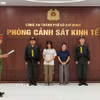 Cơ quan điều tra tống đạt quyết định tố tụng đối với 2 đối tượng về tội “Tham ô tài sản,” với số tiền chiếm đoạt hơn 27 tỷ đồng. (Ảnh: TTXVN phát)