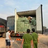 Lực lượng chức năng kiểm tra phát hiện 2 xe tải đông lạnh chứa hàng hóa không hóa đơn chứng từ chứng minh nguồn gốc xuất xứ. (Ảnh: TTXVN phát)