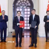 Tổng Bí thư, Chủ tịch nước Tô Lâm và Thủ tướng Singapore Lawrence Wong chứng kiến lễ trao các văn kiện hợp tác giữa hai nước. (Ảnh: Thống Nhất/TTXVN)