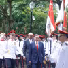 Tổng Bí thư, Chủ tịch nước Tô Lâm và Tổng thống Singapore Tharman Shanmugaratnam duyệt Đội danh dự. (Ảnh: Thống Nhất/TTXVN)