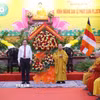 Chủ tịch Quốc hội Trần Thanh Mẫn thay mặt lãnh đạo Đảng, Nhà nước, Mặt trận Tổ quốc Việt Nam tặng hoa, chúc mừng Hòa thượng Thích Thiện Nhơn, Phó Pháp chủ Hội đồng chứng minh, Chủ tịch Hội đồng trị sự Trung ương Giáo hội Phật giáo Việt Nam. (Ảnh: Văn Điệp/TTXVN)