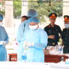 Đơn vị nghiệp vụ triển khai lấy mẫu hài cốt liệt sỹ đối với mộ chưa xác định được thông tin tại nghĩa trang liệt sỹ xã Đức Linh (Lâm Đồng). (Ảnh: Nguyễn Thanh/TTXVN)