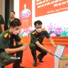 Hướng dẫn thao tác lấy mẫu hài cốt liệt sỹ tại buổi tập huấn. (Ảnh: Danh Lam/TTXVN)