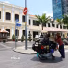 Một chiếc xe bán đồ chống nắng trên góc đường Nguyễn Huệ-Lê Thánh Tôn, phường Bến Nghé. (Ảnh: Hồng Đạt/TTXVN)