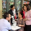 Lãnh đạo thành phố Hà Nội thăm hỏi Người cao tuổi trong buổi thăm khám mắt miễn phí. (Ảnh: Minh Nghĩa/TTXVN)