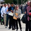 Người lao động chờ tìm việc tại hội chợ việc làm ở Uniondale, New York (Mỹ). (Ảnh: Reuters/TTXVN)